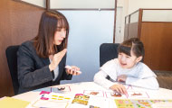 会話をする小学生と講師