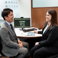 ビジネス英会話を学ぶ女性と講師