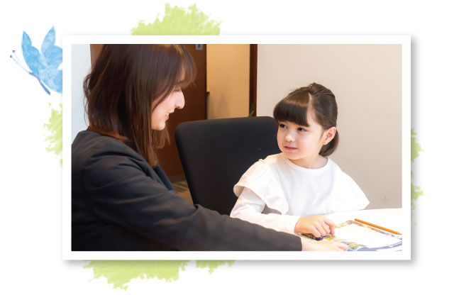 会話をする小学生と講師