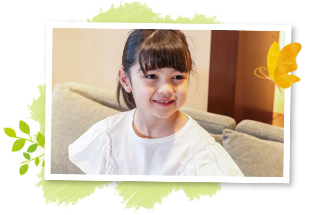 ジェスチャーをしながら話す小学生とそれを聞く講師