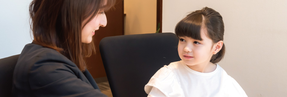 インストラクターと笑顔で会話する小学生